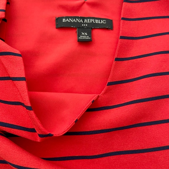 Banana Republic V-neck sleeveless top. - Picture 4 of 4